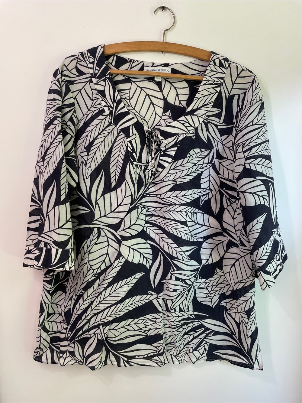 Banana Republic Navy and Cream Leaf-Print V-Neck Cotton/Silk Tunic Size XL